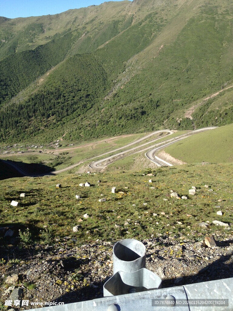 山间风景与户外设施