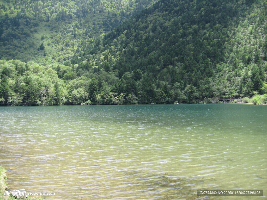 青山环抱的澄澈湖水