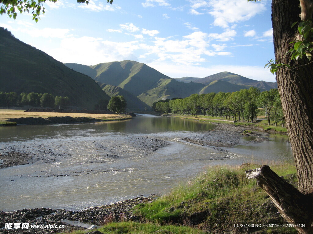 山间河畔美景