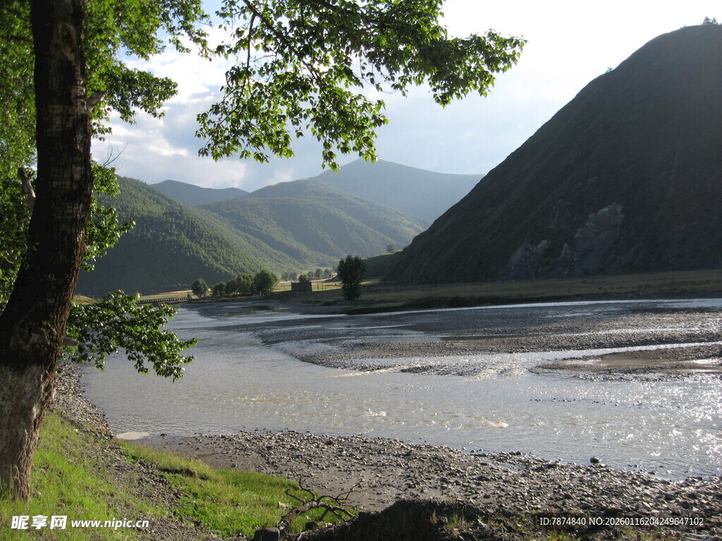山间河畔风光