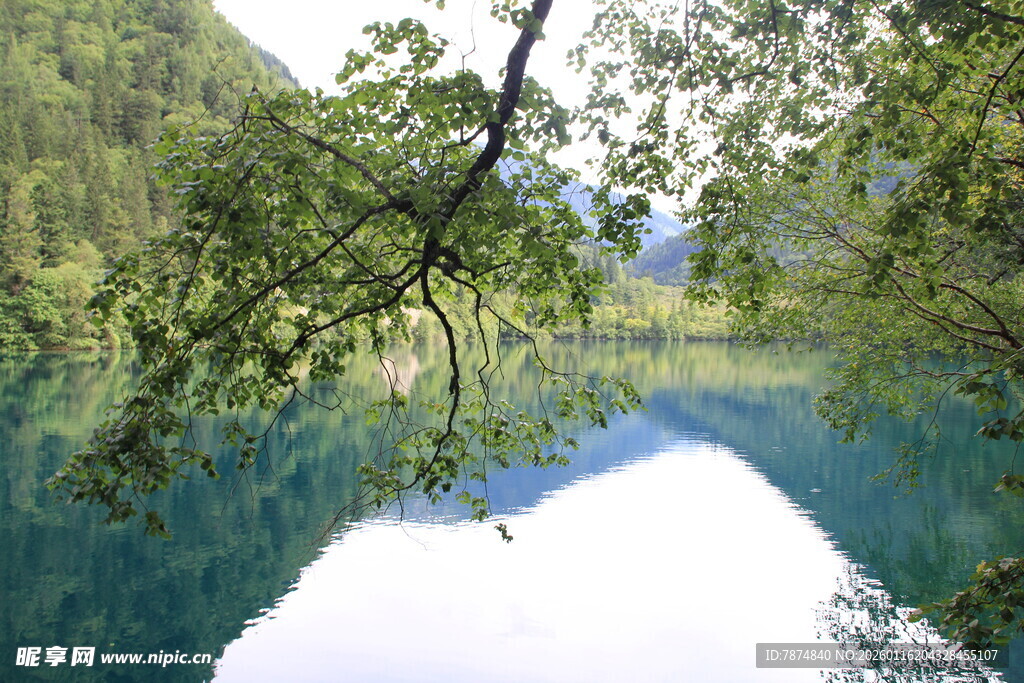 青山碧水间的静谧湖景