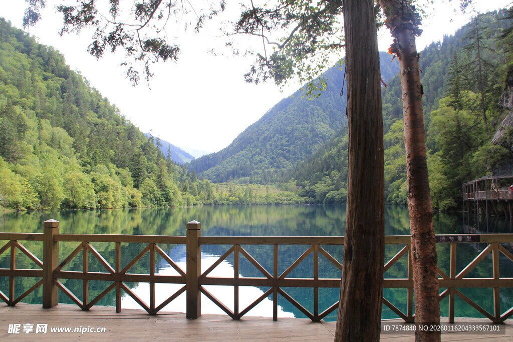 山间湖畔木质观景平台