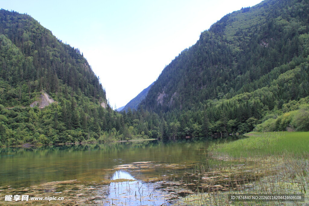 山间静谧湖泊美景