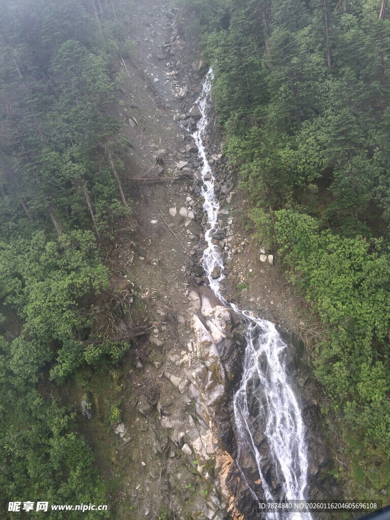 山间飞瀑 绿意环绕的美景