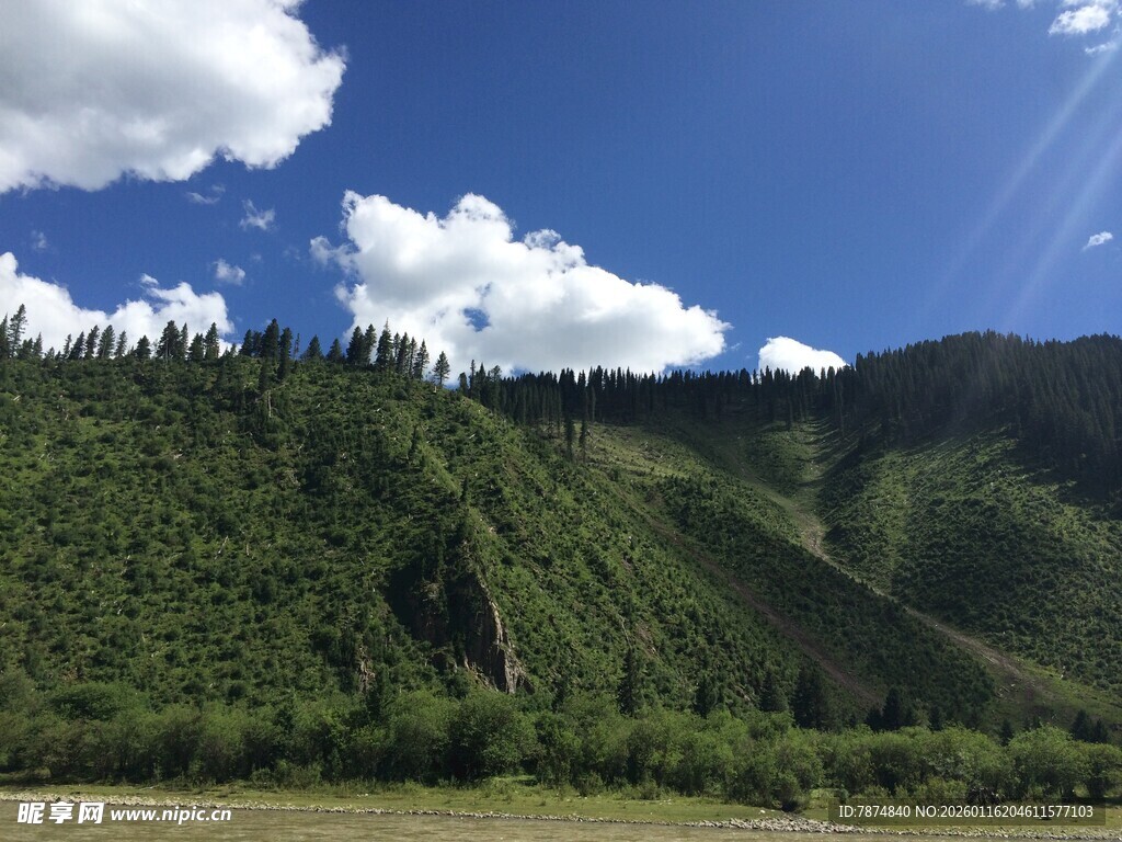 青山蓝天美景图