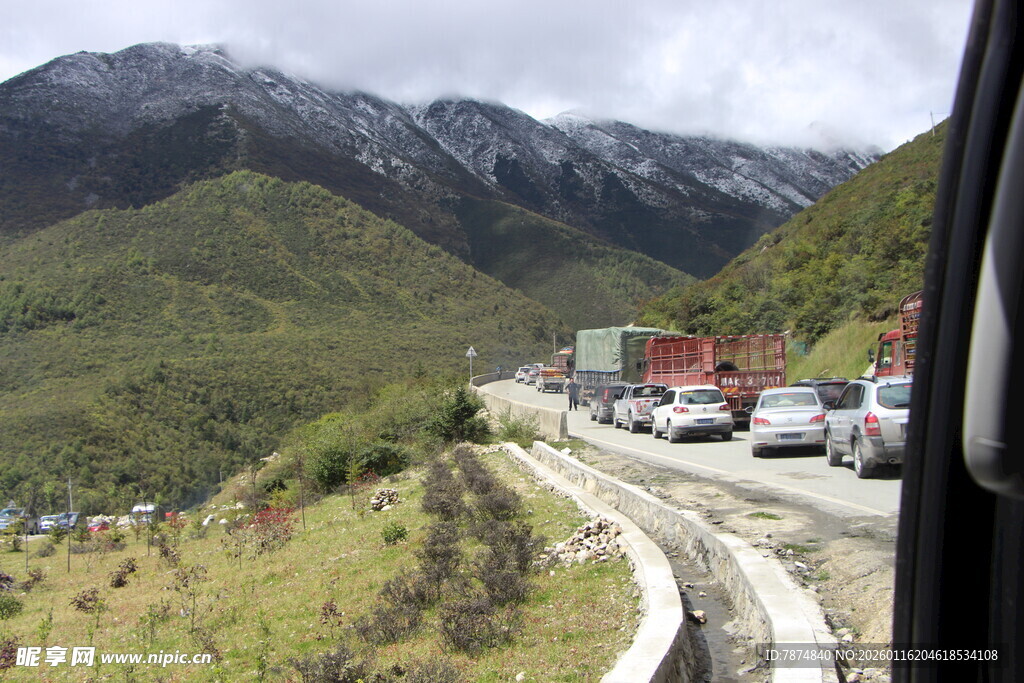 山间公路上的车辆队列