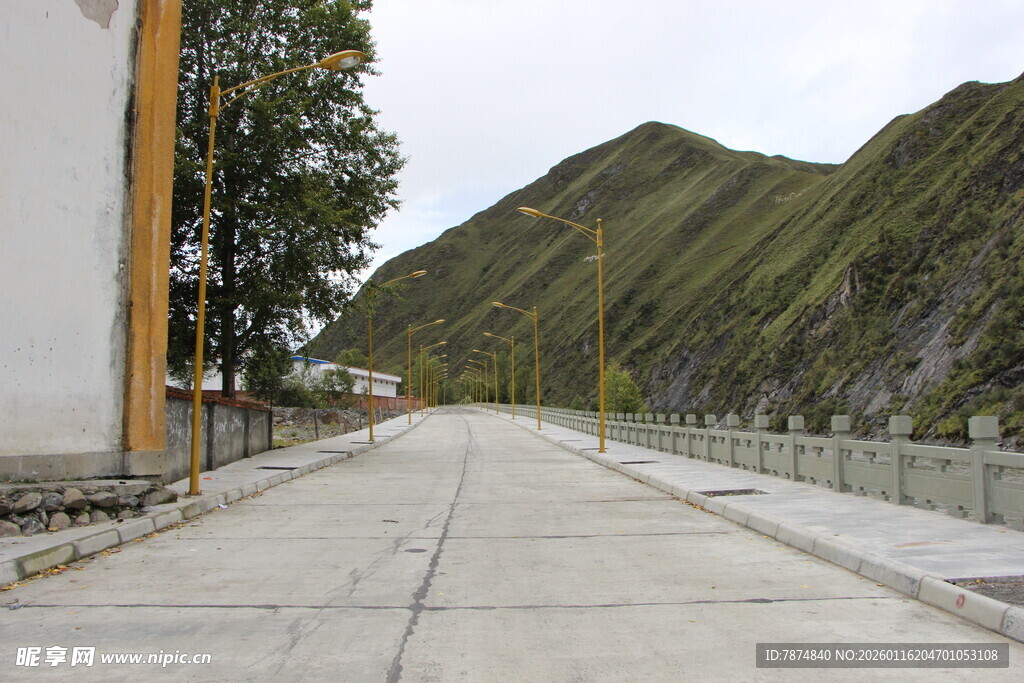 山间水泥路 宁静乡村景