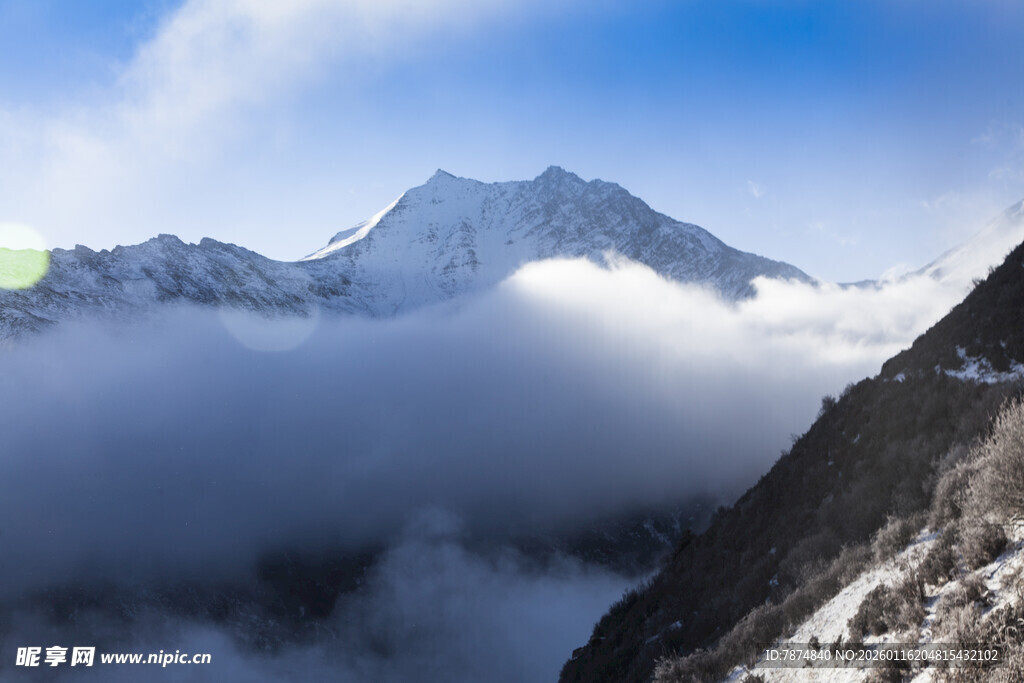 巍峨雪山云海壮丽景观