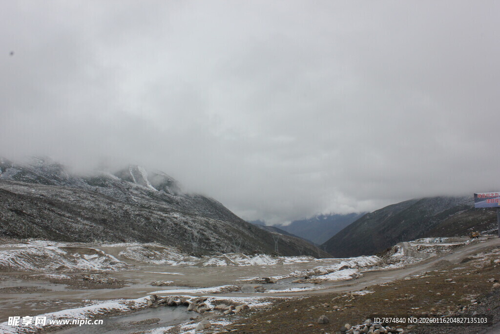 雪山山谷间的开阔景致