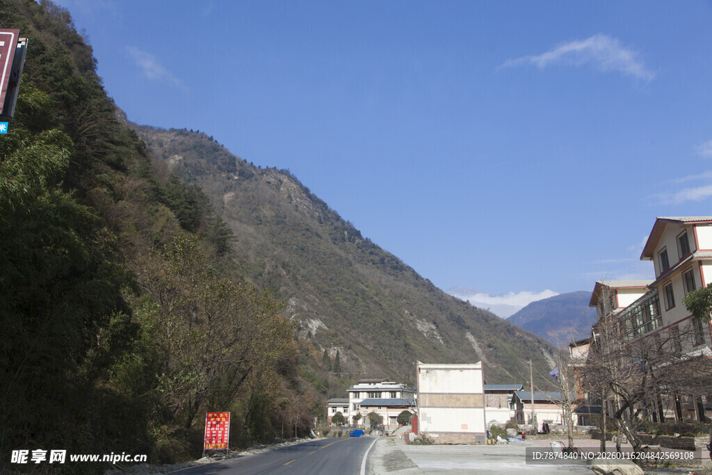 山间小镇道路风景