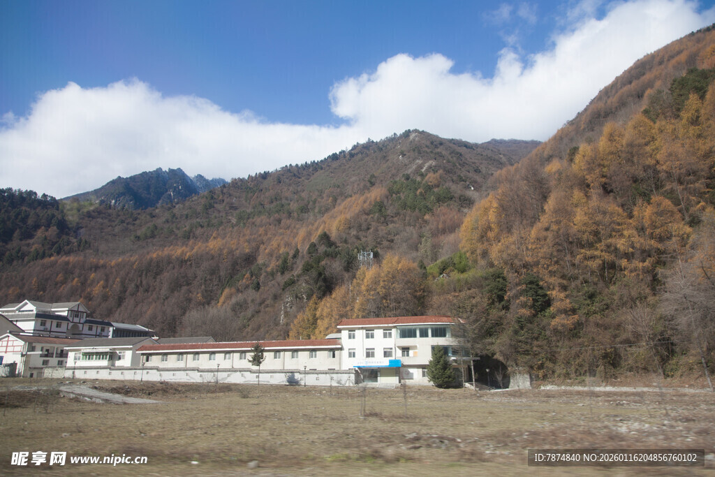 山间秋色中的建筑景观