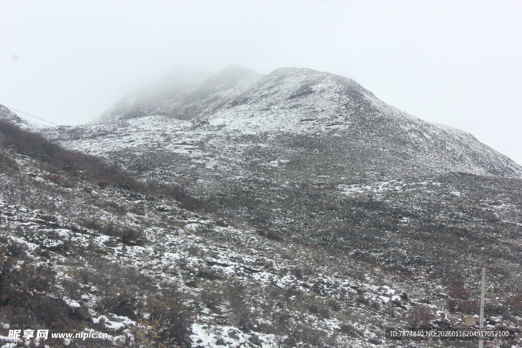 雪覆山峦美景