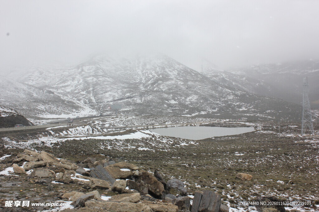 雾中雪山湖泊景色