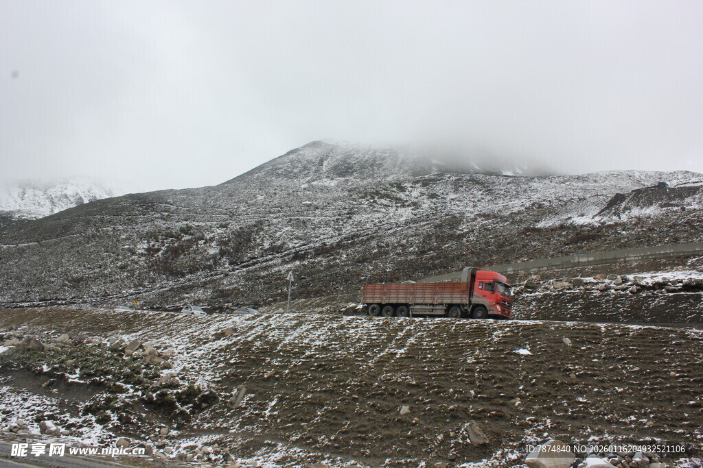 雪山间行驶的红色卡车