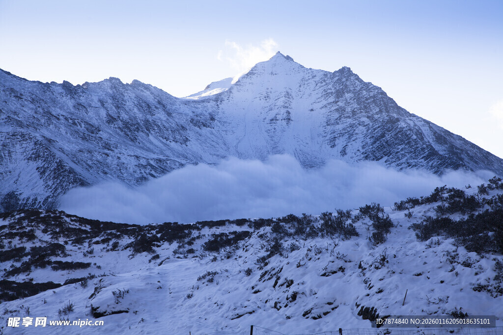 雪山巍峨壮丽景观
