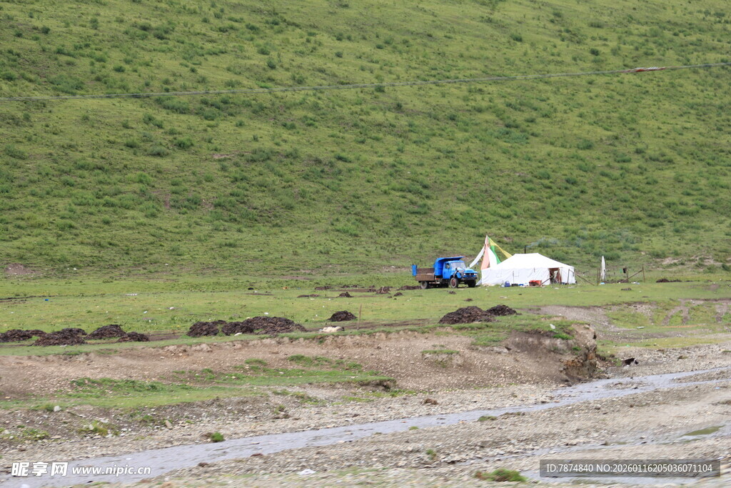 草原上的小屋与车辆