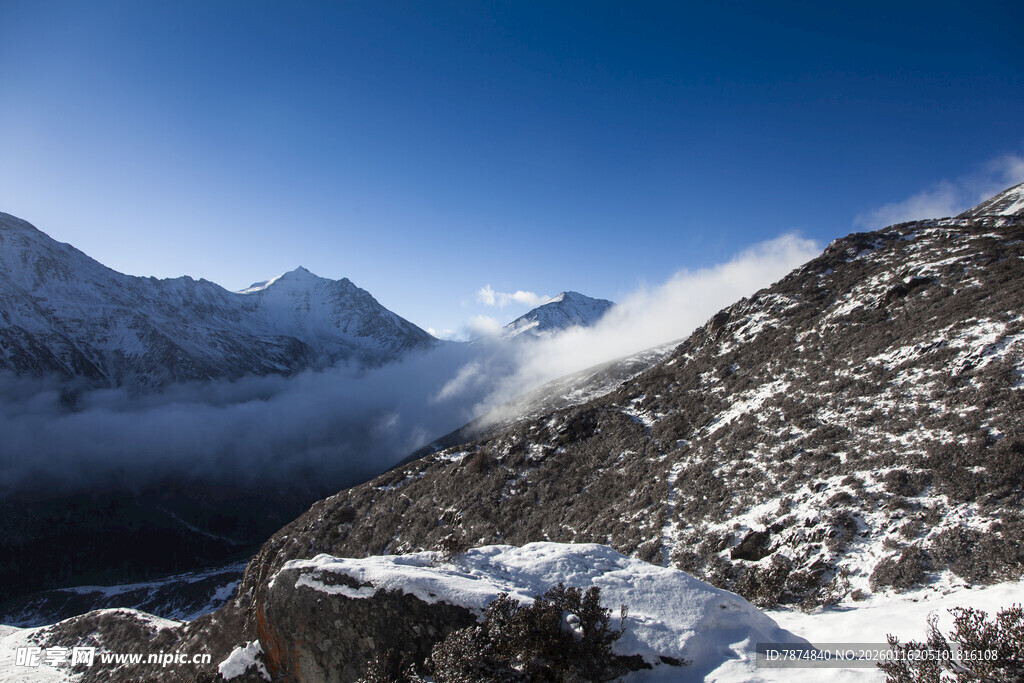 雪山云雾景观