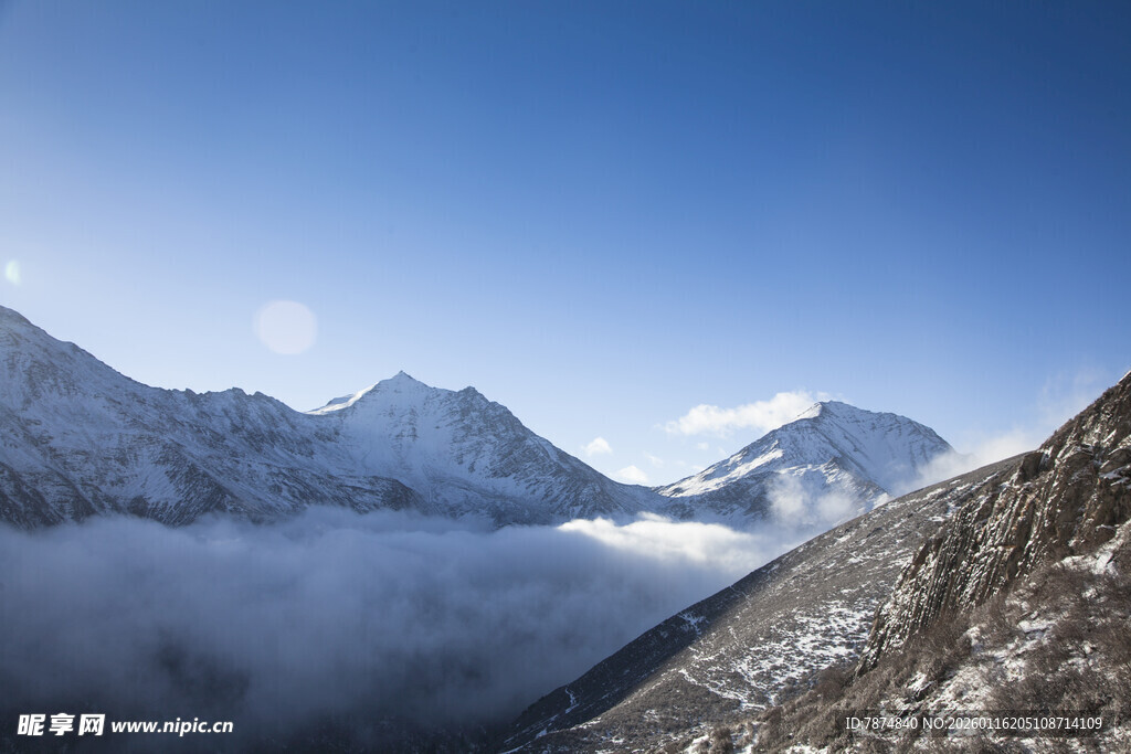 雪山云海壮丽景观