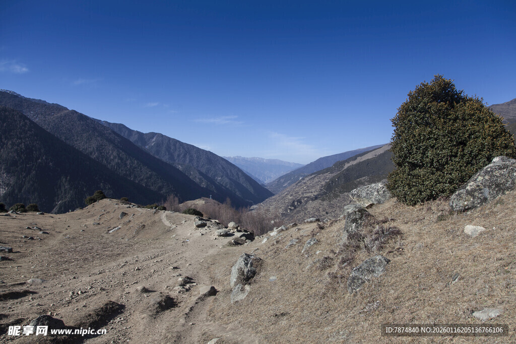 高山峻岭间的壮丽景致
