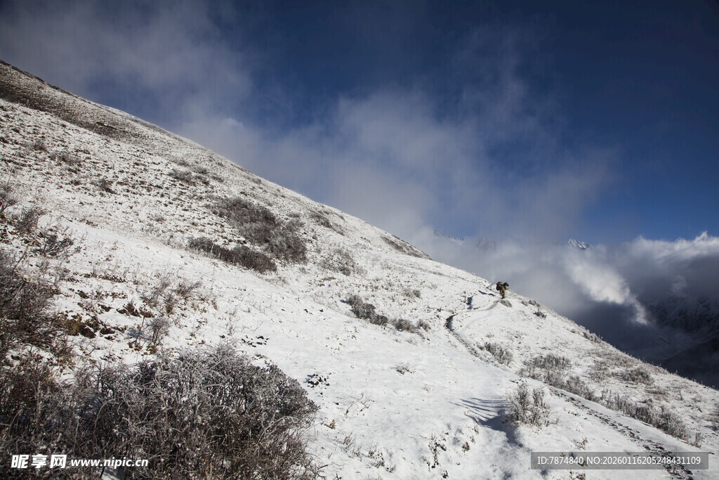 雪山景致 云绕山间