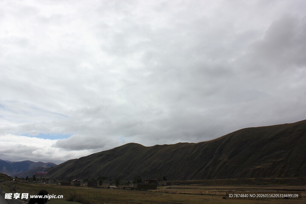 山间阴云密布的自然景致