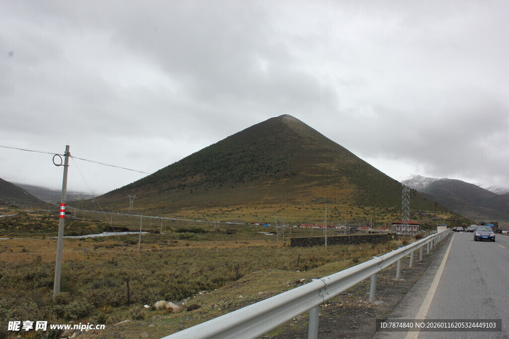 公路旁的锥形山丘景观
