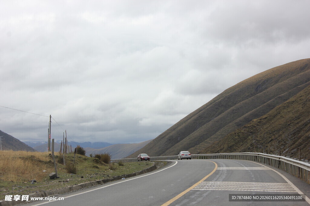蜿蜒山间公路风景