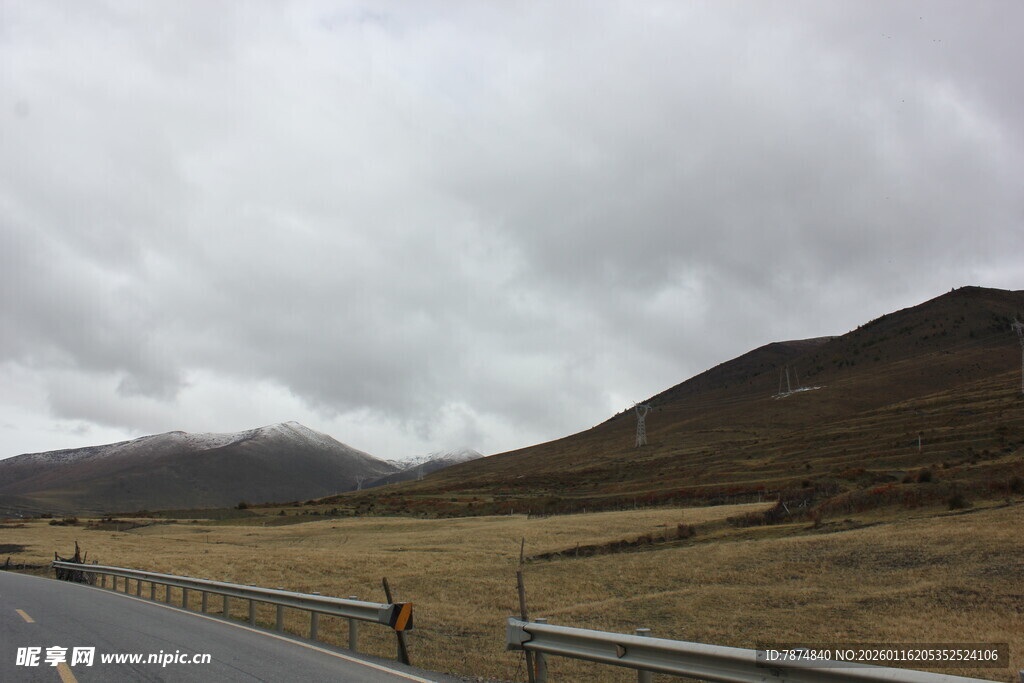 公路旁的山峦与阴沉天空