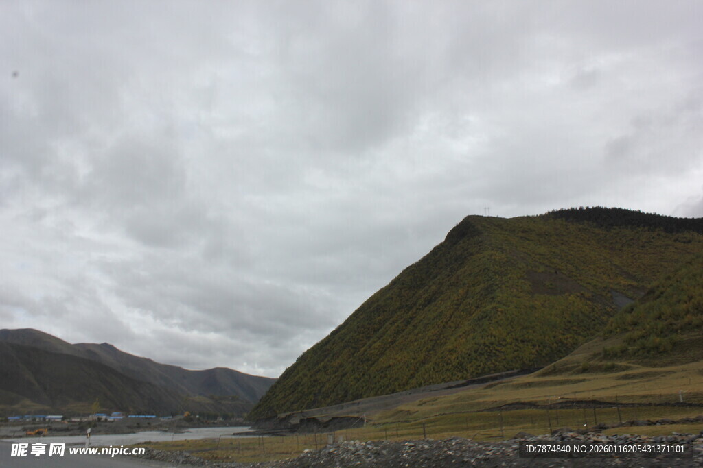 阴天下的山峦与开阔地带