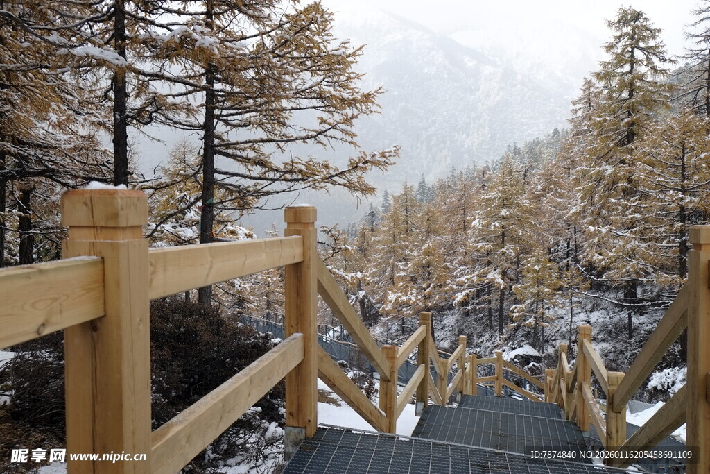 雪中山间木栈道景观