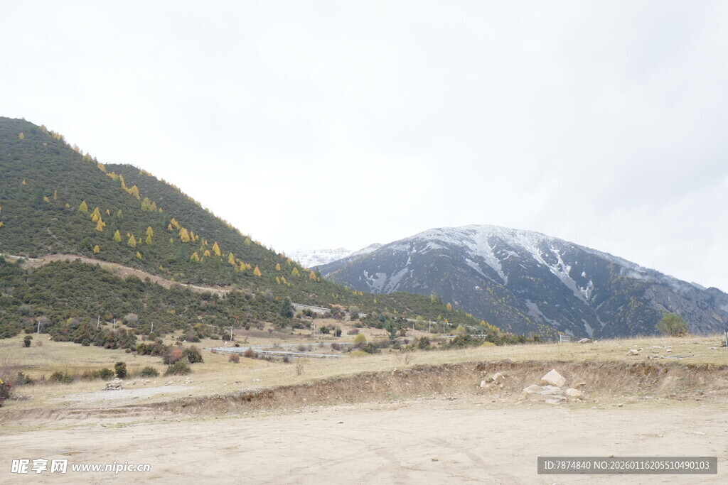 雪山下的开阔山地景观