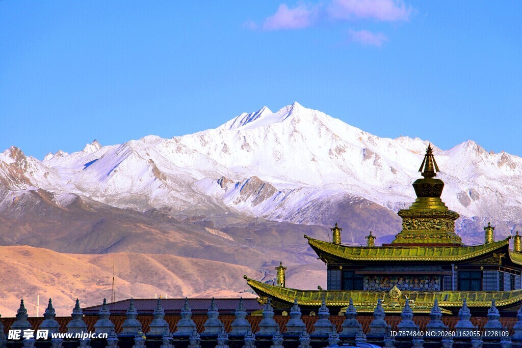 雪山下的藏式古建筑
