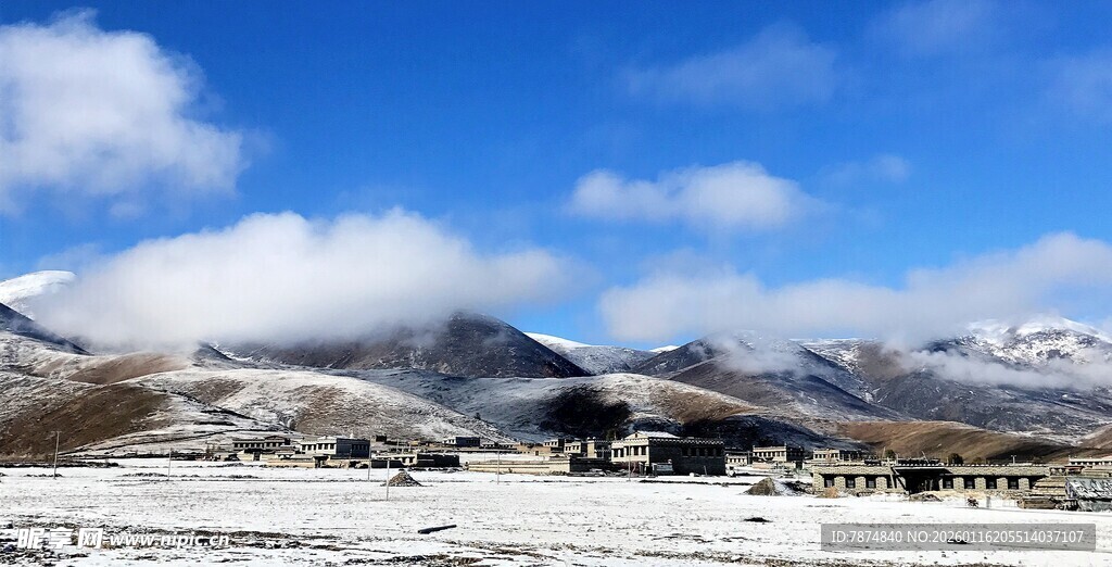 雪山蓝天美景