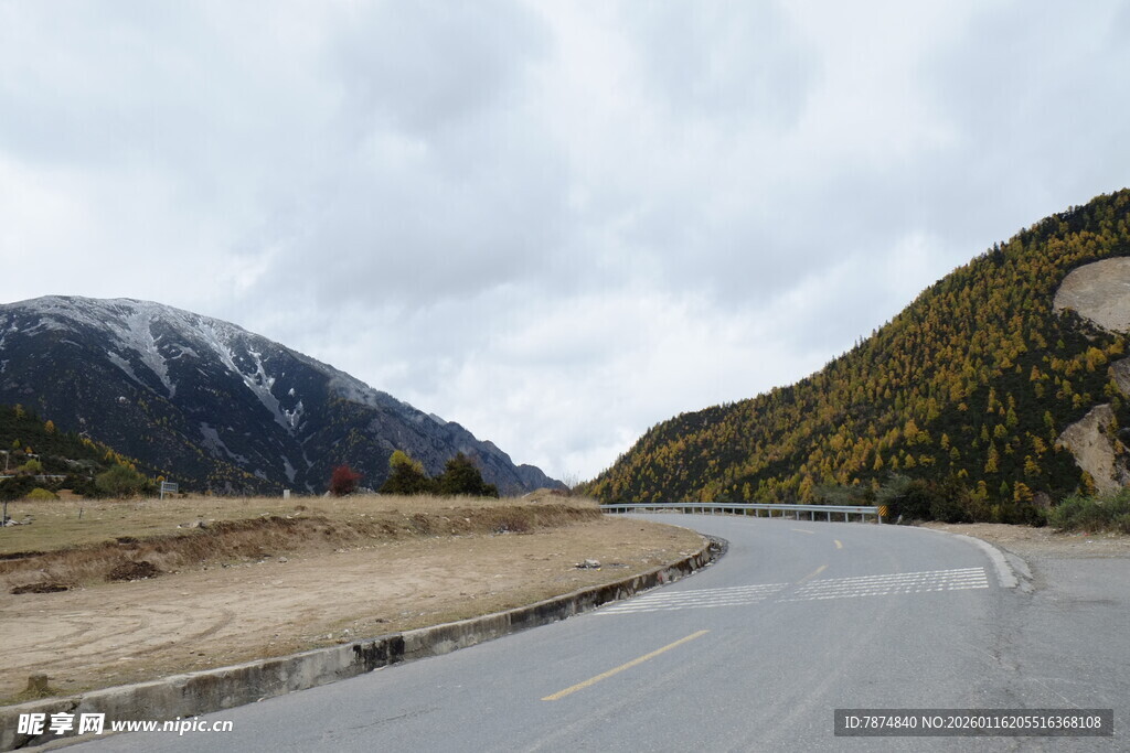 蜿蜒山路旁的壮丽山景