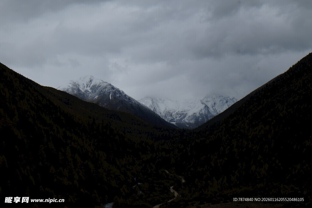 阴云下的壮丽山谷风景