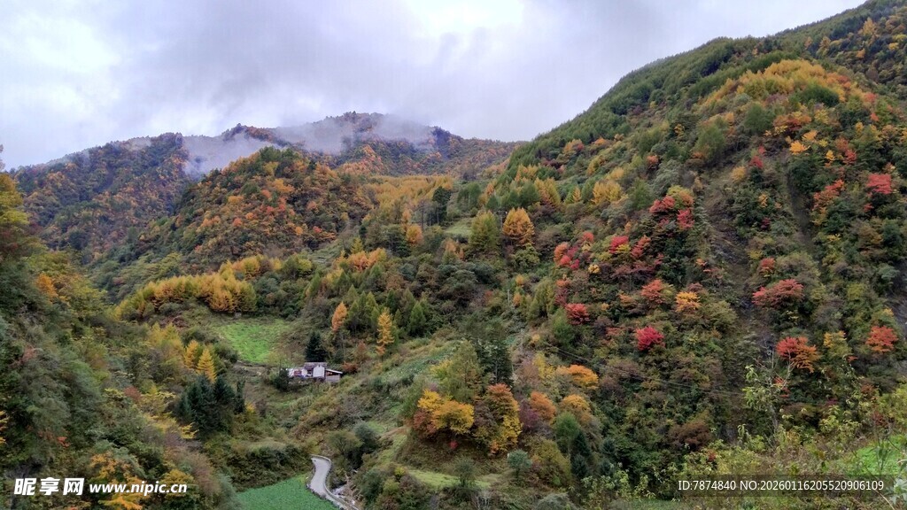 秋日山峦多彩风光