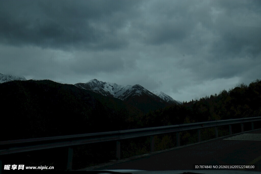 阴云下的山峦景色