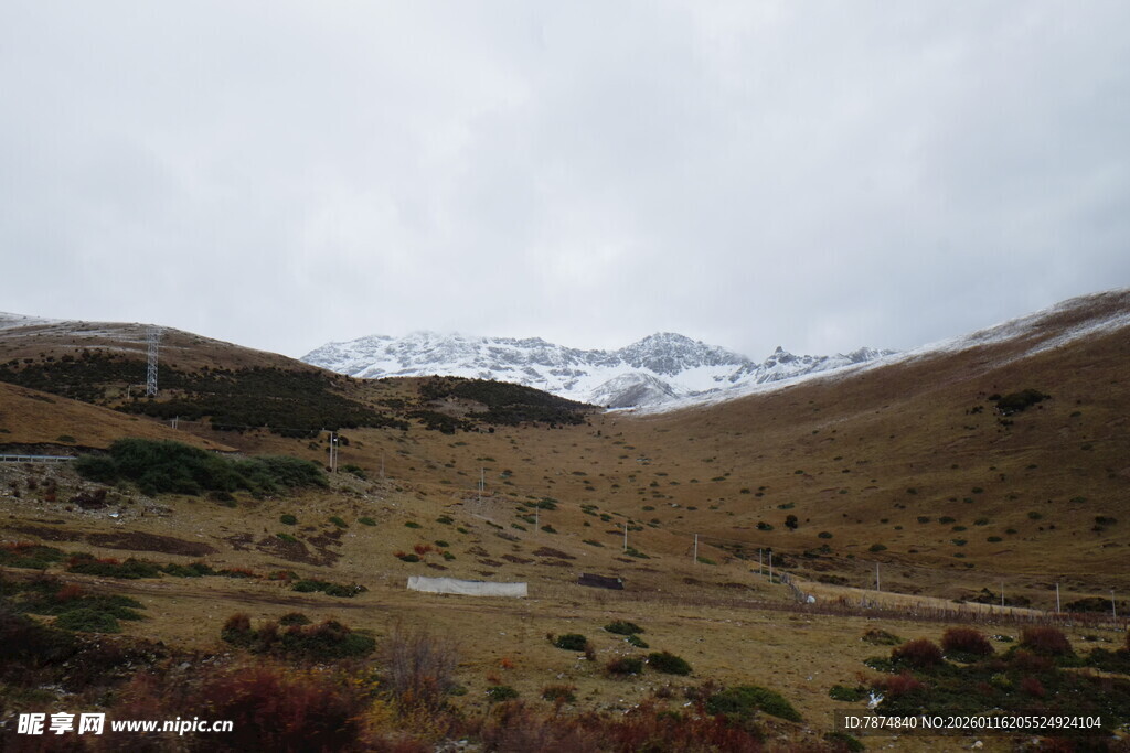 山间景致 远处雪山隐约