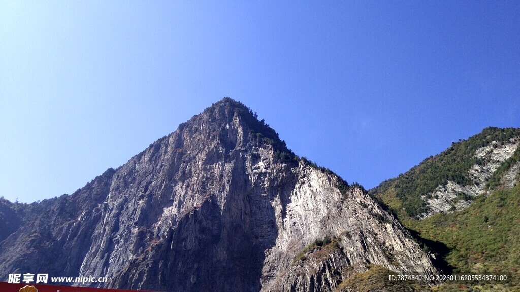巍峨壮丽的山峰景观