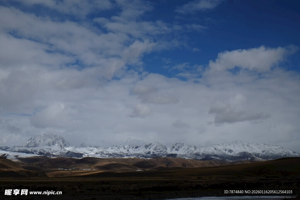 蓝天白云下的雪山美景