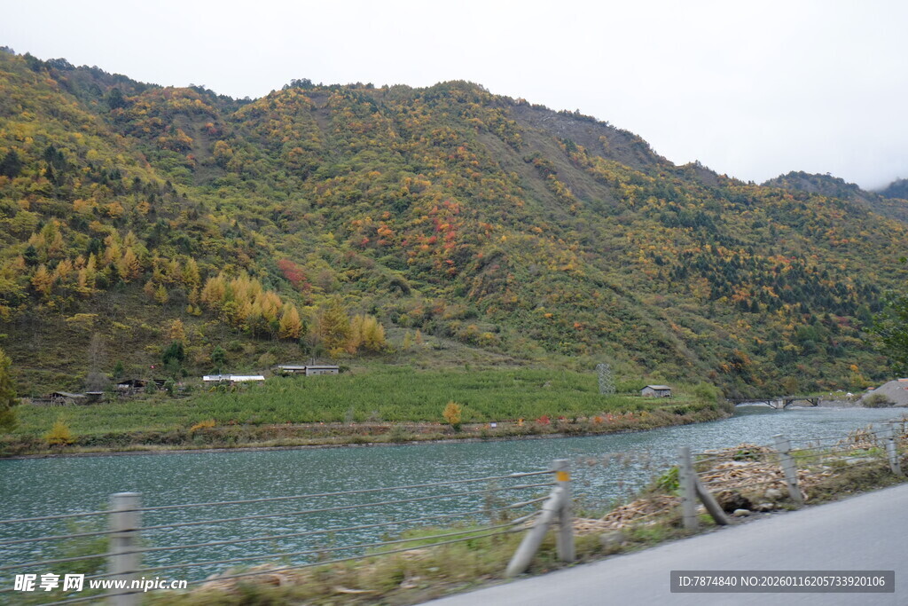 山间河畔公路旁秋日美景