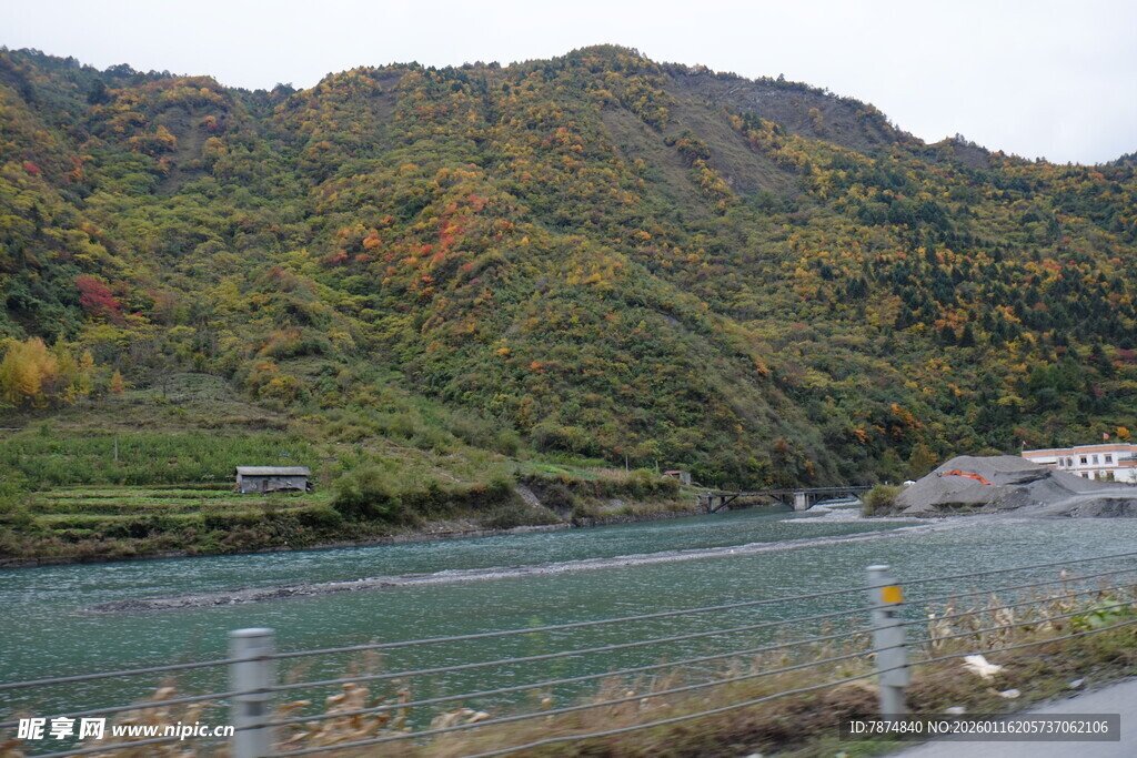 山间河流秋景图
