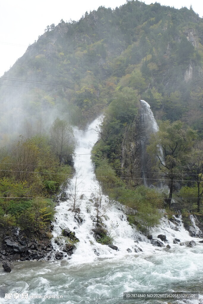 山间瀑布云雾缭绕之景