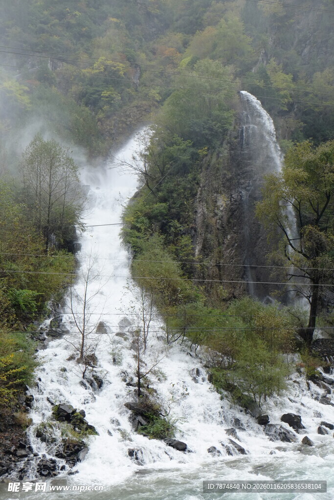 山间瀑布景观