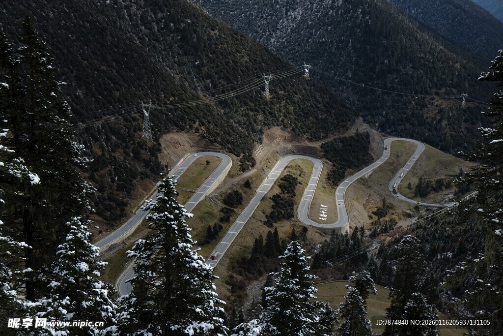 山间雪覆蜿蜒公路美景