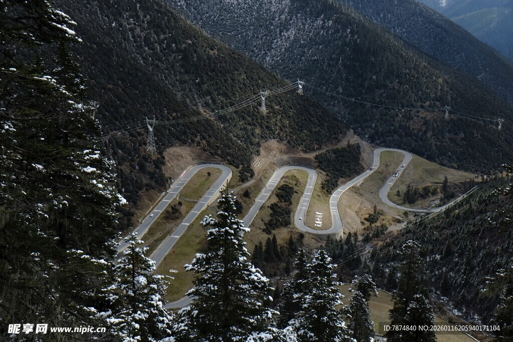 雪覆山间蜿蜒公路美景