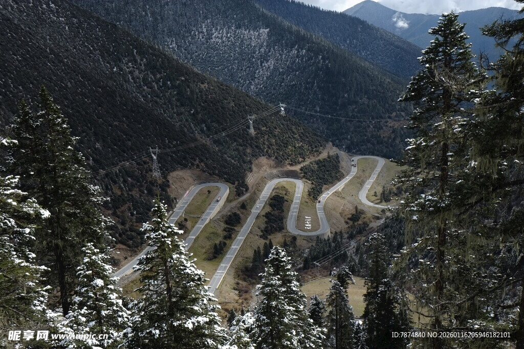 山间蜿蜒公路雪景