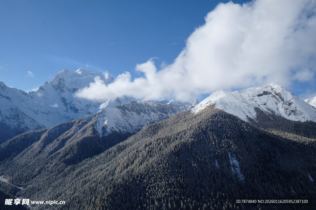 雪山云海壮丽自然景观