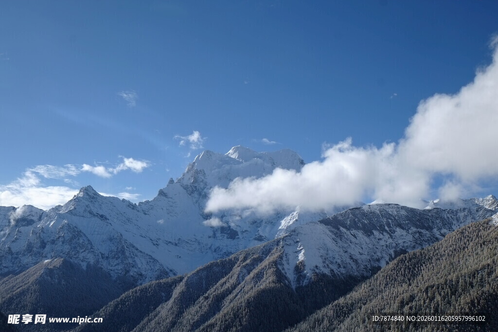 雪山云海壮丽风光