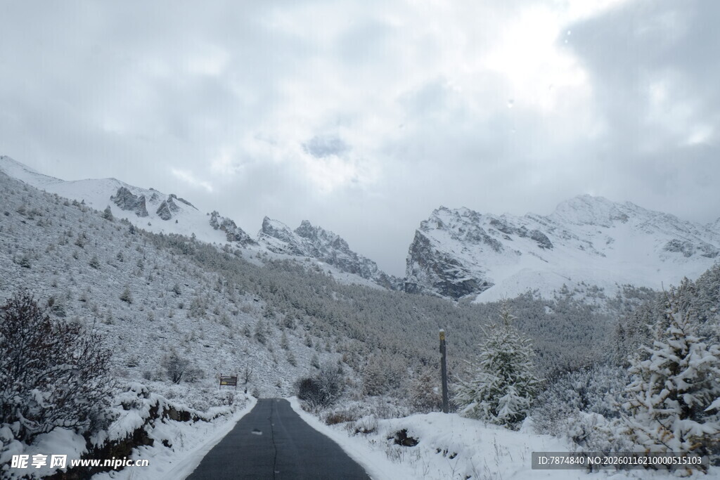 雪覆山路 云雾缭绕的美景